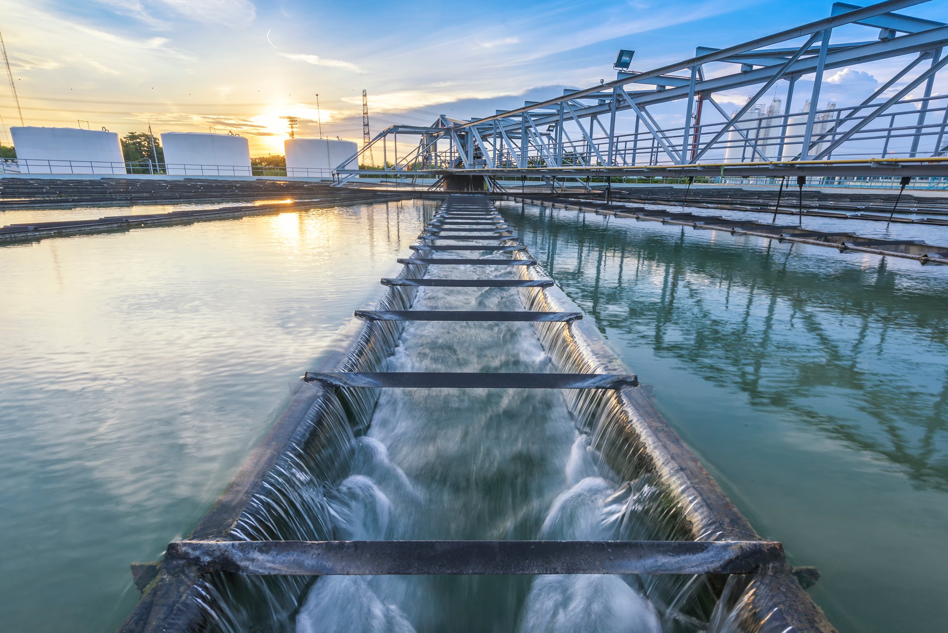 Usine de traitement de l'eau au coucher du soleil