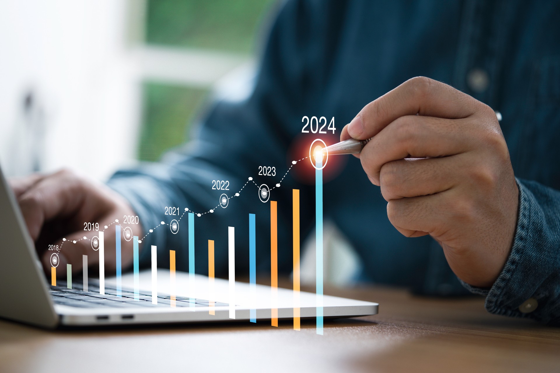 Les hommes d’affaires utilisent l’écriture au stylo électronique graphique coloré croissant de 2023 à 2024 année de planification d’affaires et concept de croissance des investissements en actions.